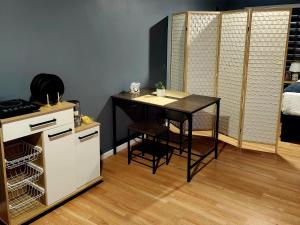 a room with a table and a kitchen with a bed at Tiny por trabajo in Trinidad