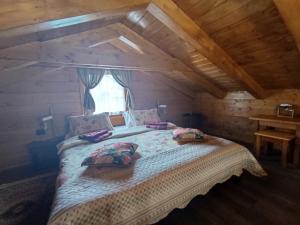 a bedroom with a large bed in a attic at Lorraine's cabin Plitvice in Drežnik Grad