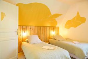 a room with two beds with birds on the wall at Maison Forenea chambres d'hôtes dans les bois avec petits déjeuners BIO in Sainte-Nathalène