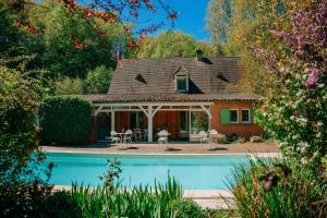 a house with a swimming pool in the yard at Maison Forenea chambres d'hôtes dans les bois avec petits déjeuners BIO in Sainte-Nathalène