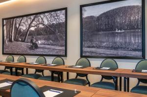 a row of tables in a room with two large screens at Warwick Reine Astrid - Lyon in Lyon