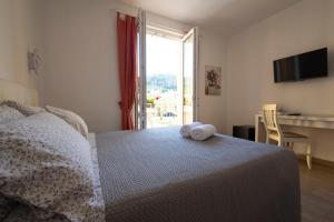 a bedroom with a bed with two towels on it at LE GEMME Bed & Breakfast con parcheggio e giardino in Casarza Ligure