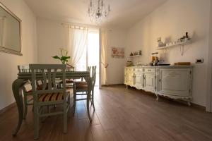 a kitchen with a table and chairs and a chandelier at LE GEMME Bed & Breakfast con parcheggio e giardino in Casarza Ligure