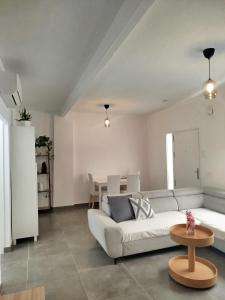 a living room with a white couch and a table at Loresti Mare in Fuengirola