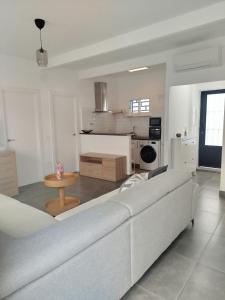 a living room with a white couch and a kitchen at Loresti Mare in Fuengirola