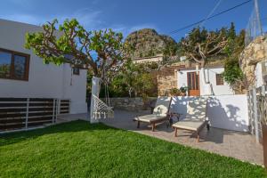 a backyard with two chairs and a swing at Trouli Rokka House in Kissamos