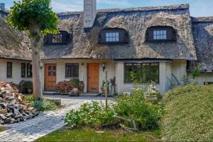 an old house with a thatched roof at Skovgaardsvej 7 in Udby