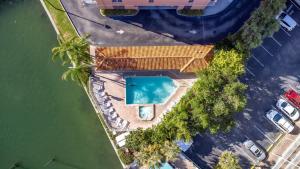 an overhead view of a swimming pool next to the water at Harborview Oasis in Clearwater Beach in Clearwater Beach