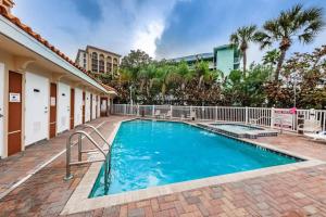 a swimming pool in the courtyard of a building at Harborview Oasis in Clearwater Beach in Clearwater Beach