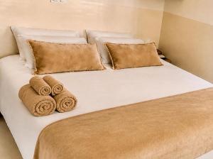 a bed with two pillows and towels on it at Le4bergheim Chambre d'hôtes in Bergheim