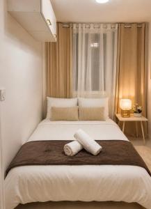 a bedroom with a large bed with two towels on it at Studio Chic - Centre-Ville in Sablé-sur-Sarthe