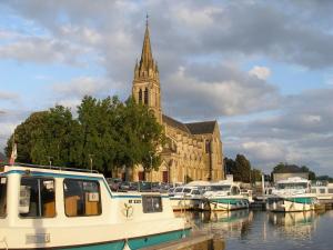 a group of boats docked in front of a church at Studio Chic - Centre-Ville in Sablé-sur-Sarthe