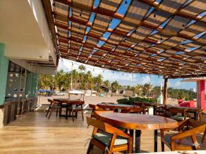 ein Restaurant mit Tischen und Stühlen und Blick auf den Strand in der Unterkunft The Mint Resort Isla Mujeres in Isla Mujeres + 19 Fotos