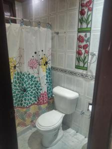 a bathroom with a toilet and a shower curtain at HOSPEDAJE TURÍSTICO CAMPESTRE "VILLA ALONDRA" Parqueo Privado! in Villavicencio +29 photos