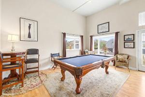 a room with a pool table and a desk at Harbor SeaShell in Lincoln City