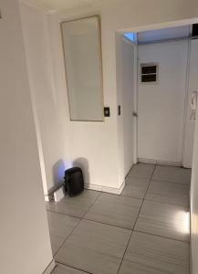 a hallway with a door and a chair and a mirror at Studio Brasil 861 in Lima