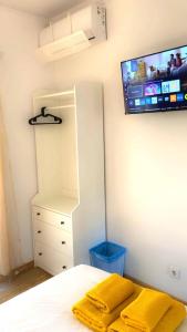 a bedroom with a bed and a tv on the wall at Vista Central Amadora in Amadora