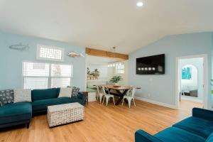 a living room with a couch and a table at Starfish Beach House in Clearwater Beach