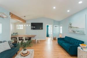 a living room with a blue couch and a table at Starfish Beach House in Clearwater Beach