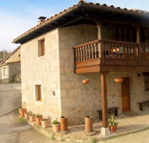a building with a balcony on top of it at Casa de Pamirandi in Asiego