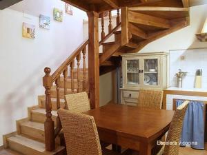 a dining room with a wooden table and chairs at Casa de Pamirandi in Asiego
