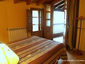 a bedroom with a large bed in a room at Casa de Pamirandi in Asiego
