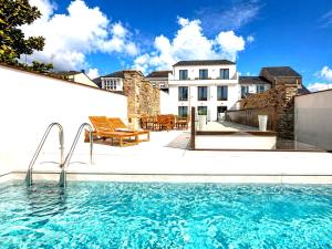 a swimming pool in front of a house at Hotel Kavia Sarria in Sarria