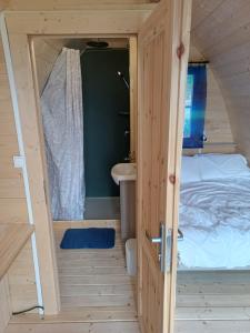 a small room with a bed and a sink at Houx POD in Saint-Racho