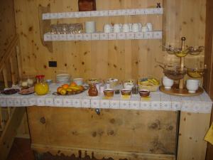 un tavolo con cibo sopra in cucina di Chalet Del Sole per gruppi a Livigno