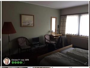 ein Hotelzimmer mit einem Schlafzimmer mit zwei Betten und einem Schreibtisch in der Unterkunft BudgetBogense in Bogense