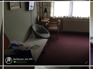 ein Zimmer mit einem Schreibtisch und einem Stuhl in der Unterkunft BudgetBogense in Bogense