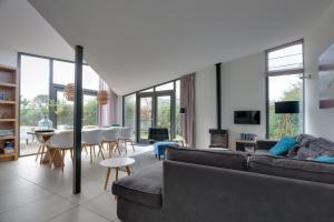 a living room with a couch and a table at Knookborst in Hollum