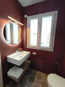 a bathroom with a sink and a mirror at Insula Domo in Nuoro