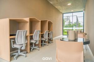 an office with a row of chairs and desks and a window at Casa de Alto Padrão na Serra de Bananeiras by Qavi in Bananeiras
