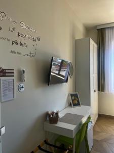 a room with a desk with a computer on the wall at B&B La Rotonda in Frattamaggiore
