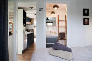 a bedroom with a bed and a kitchen at Knus Relaxchalet met Privé Hottub in Voorthuizen