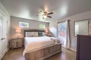 a bedroom with a bed and a ceiling fan at RR 464 Sattler Haus in Canyon Lake