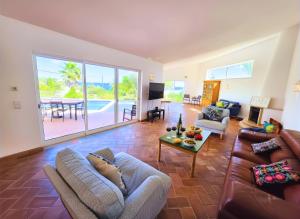 a living room with a couch and a table at Casa da Madrugada in Salema