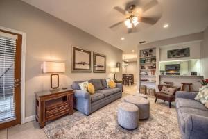 a living room with a couch and a table at CW B202 Camp Boogie Bahn B202 in New Braunfels +28 photos