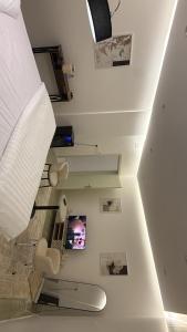 a room with a staircase with a bed and a tv at وحده نجمة الفندقيه2 in Al Qurayyat