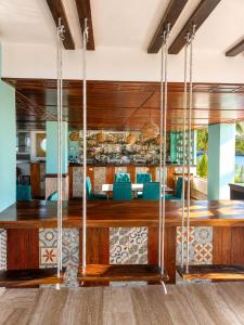 Die Lobby eines Resorts mit blauen Stühlen und einer Bar in der Unterkunft The Mint Resort Isla Mujeres in Isla Mujeres