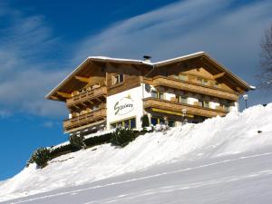 ein Gebäude auf einem schneebedeckten Hügel in der Unterkunft Ferienpension Steiner in Weerberg