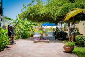 Vrt pred nastanitvijo LionsDive Beach Resort