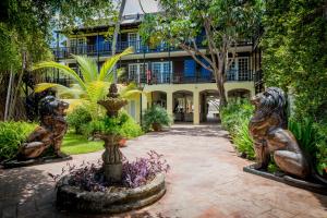 Vrt pred nastanitvijo LionsDive Beach Resort
