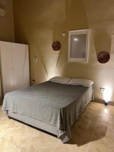 a bedroom with a bed and a tv on the wall at Estudio 201 Barrio blanco Estrato 5 in Cúcuta