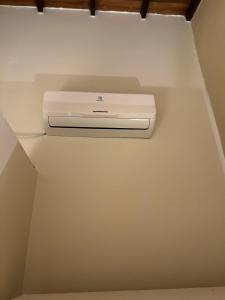 a white air conditioner on the wall in a room at Estudio 201 Barrio blanco Estrato 5 in Cúcuta +1 photo