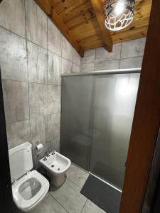 a bathroom with a shower and a toilet and a sink at La Pausa Córdoba, casa en Los Reartes in Los Reartes +19 photos