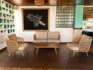 ein Wartezimmer mit zwei Stühlen und einem Sofa in der Unterkunft The Mint Resort Isla Mujeres in Isla Mujeres
