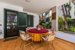 a dining room with a table and chairs at The Garden Jacuzzi Apartment By PS in Golem