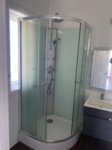 a bathroom with a shower and a sink at Hostal Tour Ñuble in General Bernardo O'Higgins